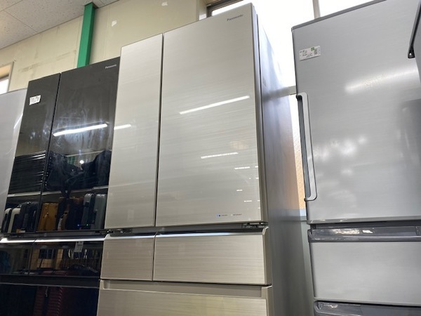 冷蔵庫の強化ガラスドア。照明を柔らかく反射し高級感のある質感