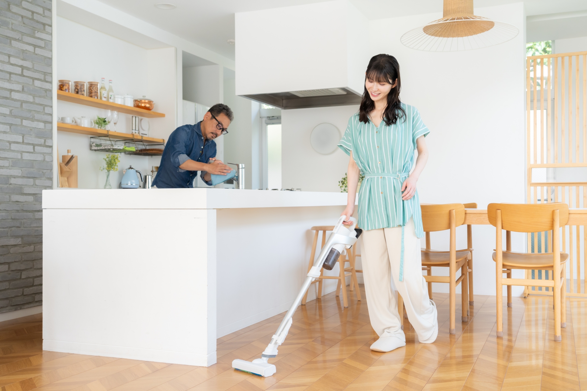 家族で掃除をしているイメージ