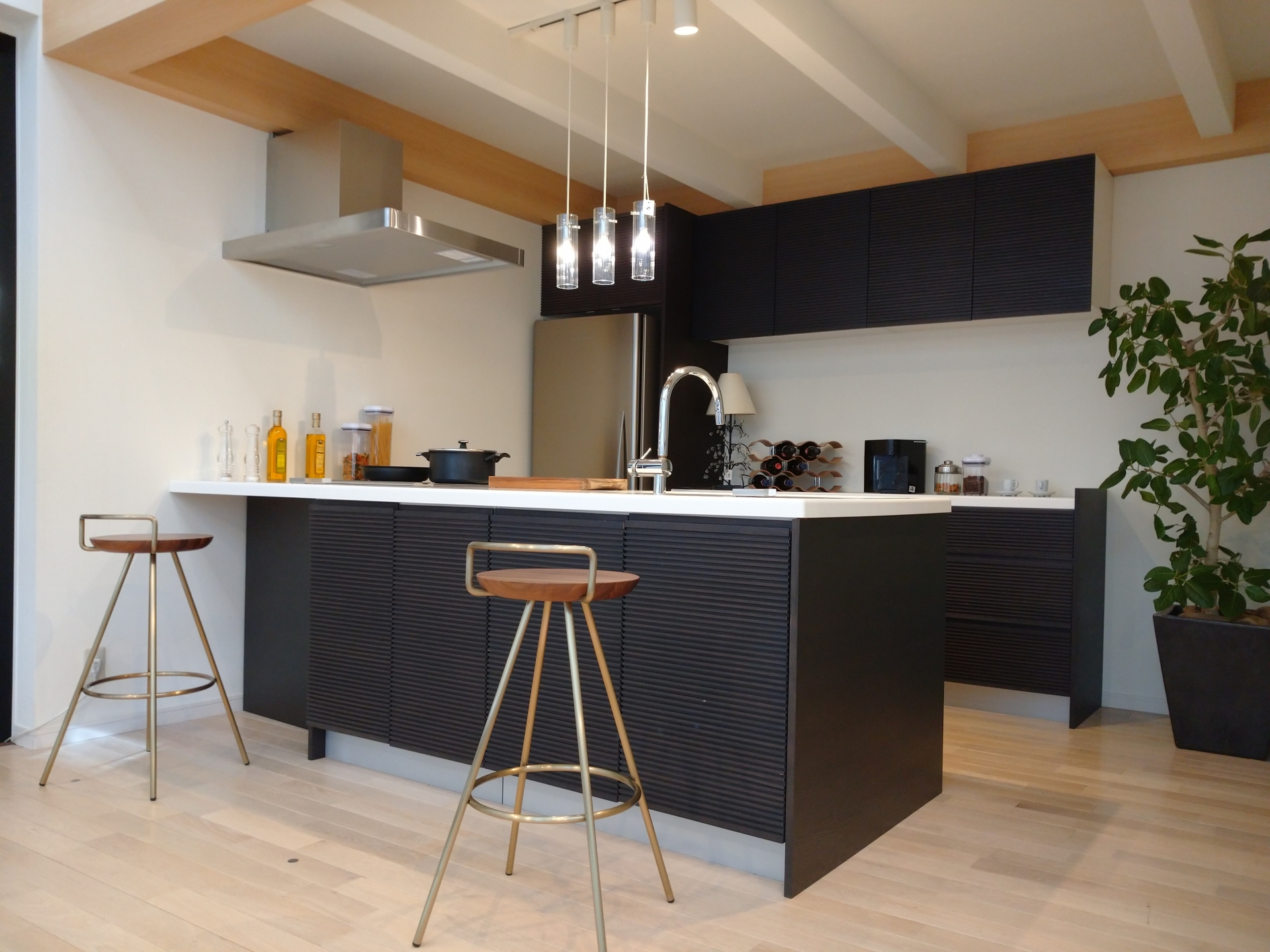 家族が冷蔵庫を使う