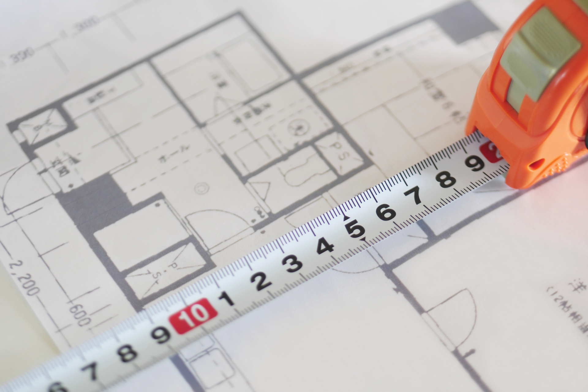 冷蔵庫の設置スペースを測る