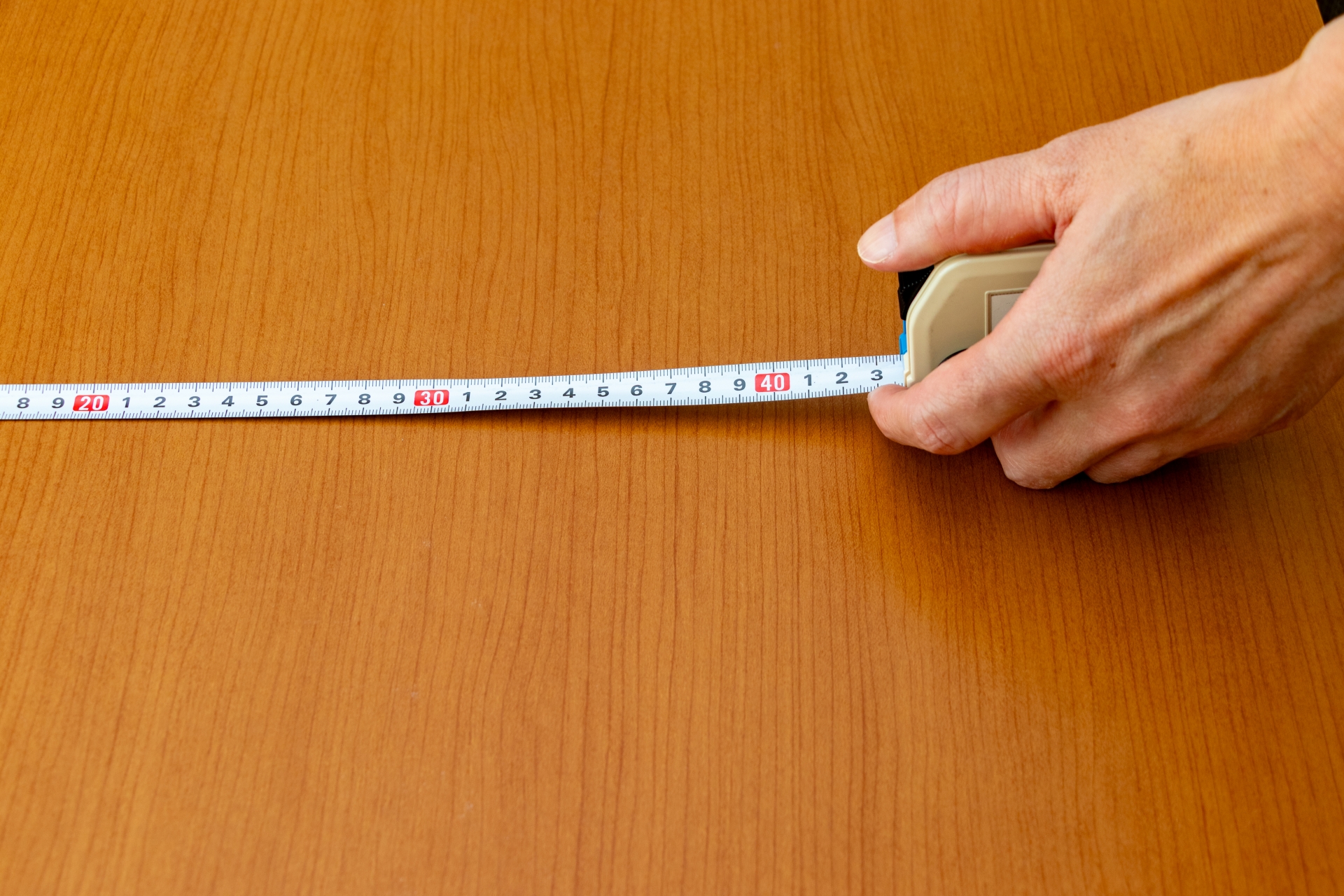 冷蔵庫の設置スペースをメジャーで測る