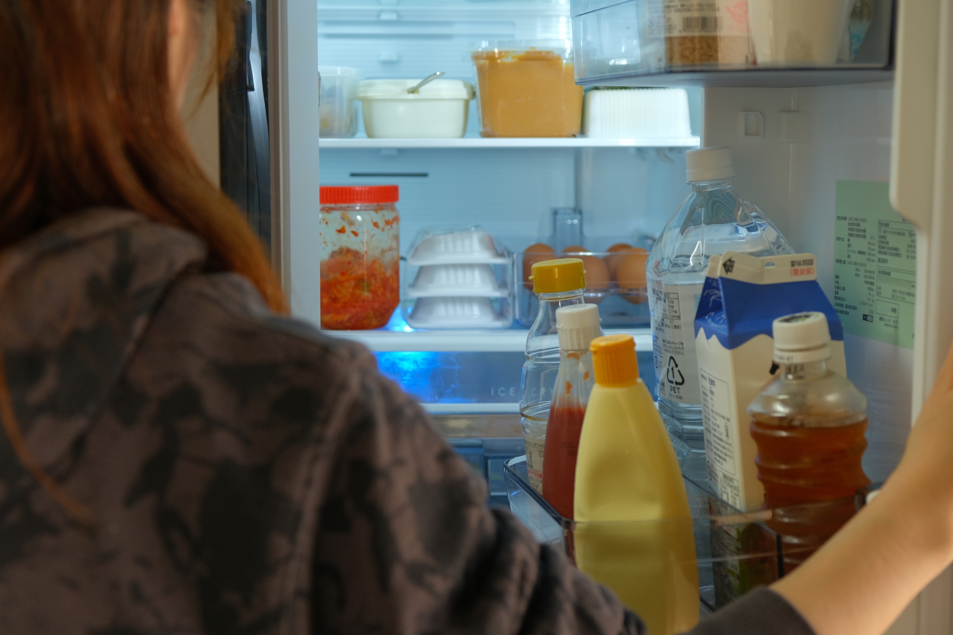 冷蔵庫を開けている様子
