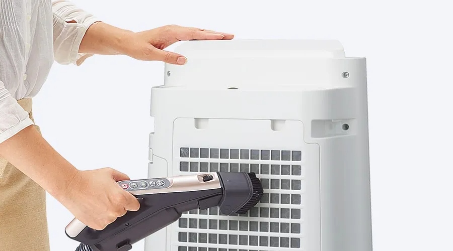 KC-U50の後ろパネルをつけたまま掃除機でお手入れしている様子